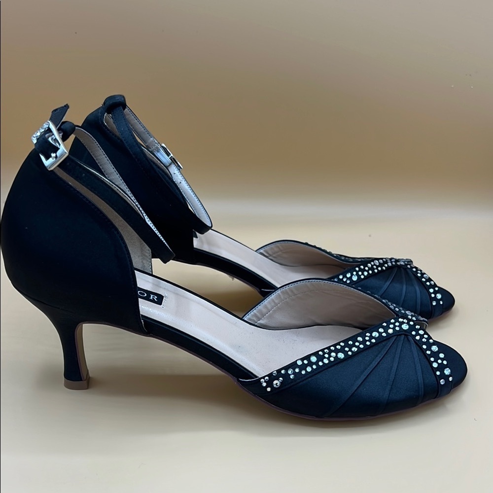 Erijunor Black Sandals with Intricate Detailing and Open Design - Picture 2 of 4